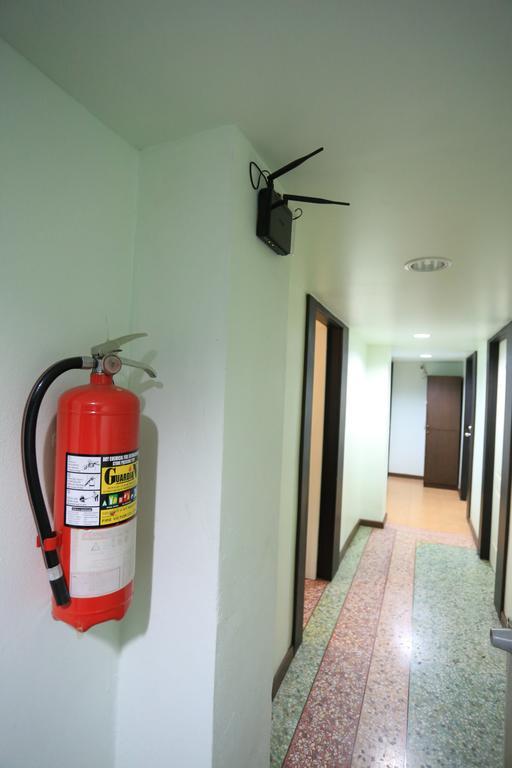 Thara House Hotel Bangkok Exterior foto